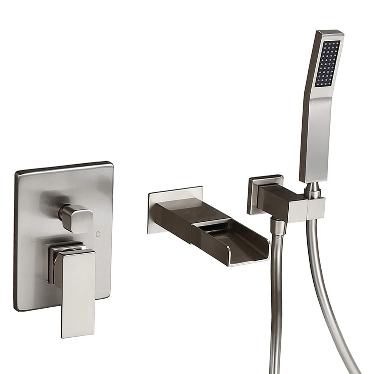 Nakatagong Freestanding Bathtub Tap